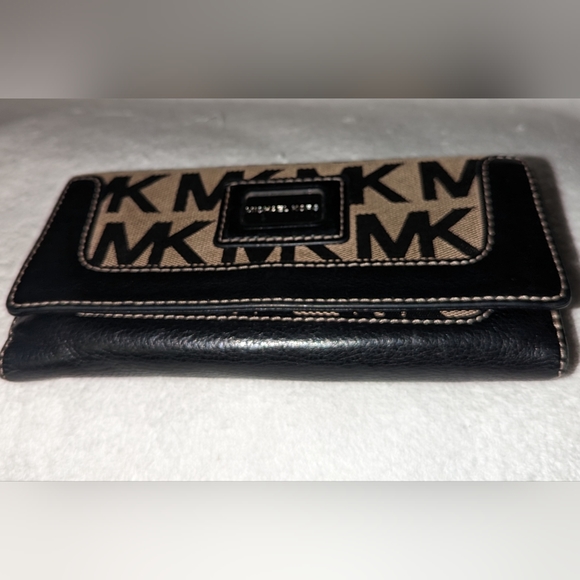 Michael Kors Black carryall beige signature wallet - Picture 3 of 9